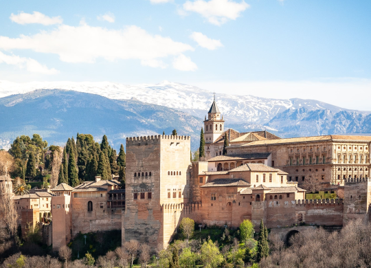 Trasladarse a España para obtener la residencia permanente: motivos para la obtención. Visado dorado para España