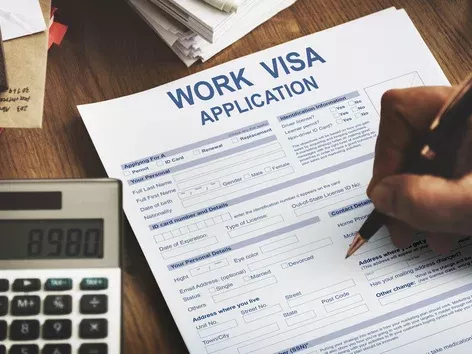 Beschäftigung ausländischer Arbeitnehmer im Ausland: Leitlinien und Anforderungen für Arbeitsvisa weltweit